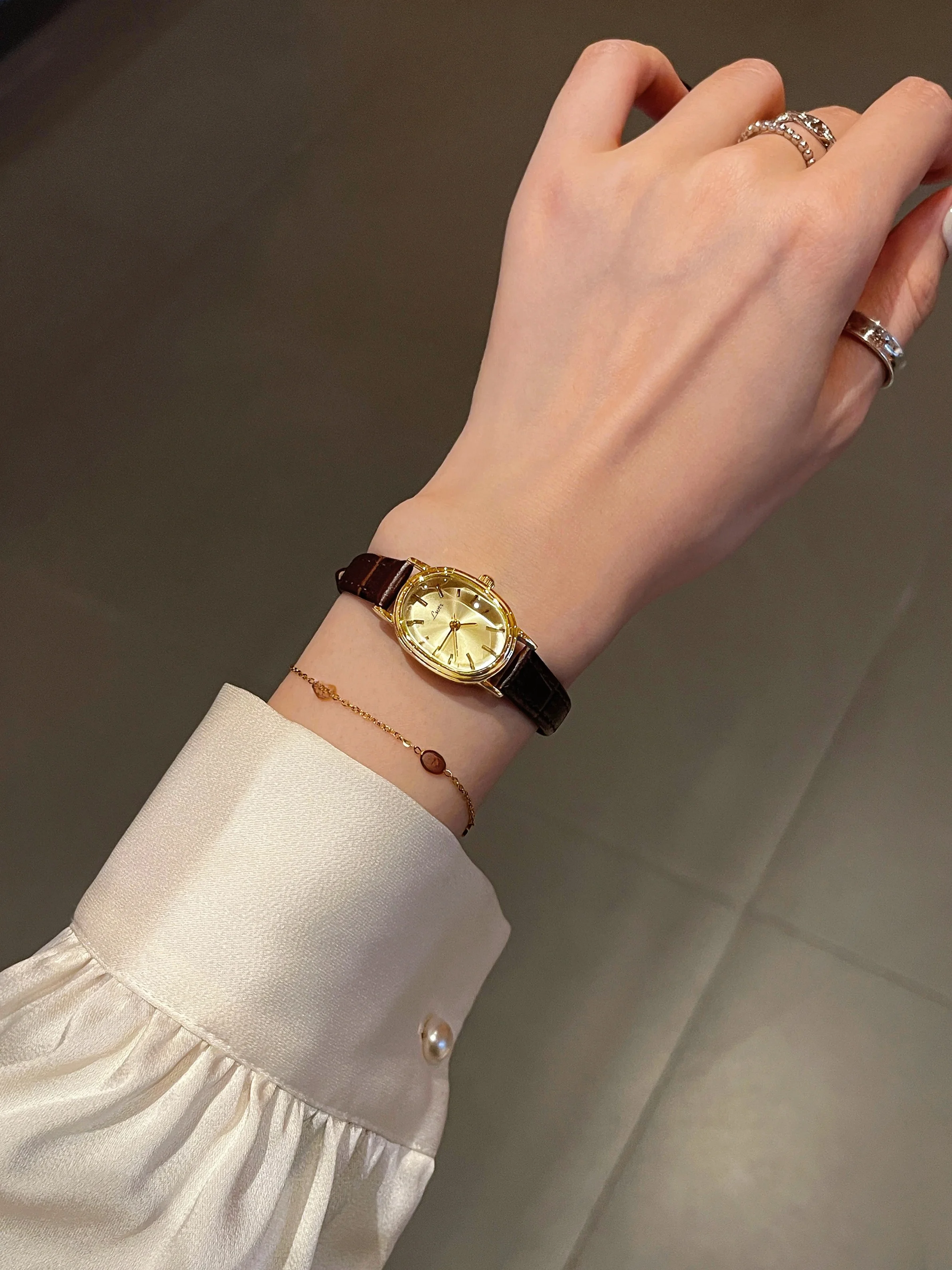 1 new gold ladies quartz watch, retro luxury style, oval case and stainless steel strap elegant and versatile women's watch.