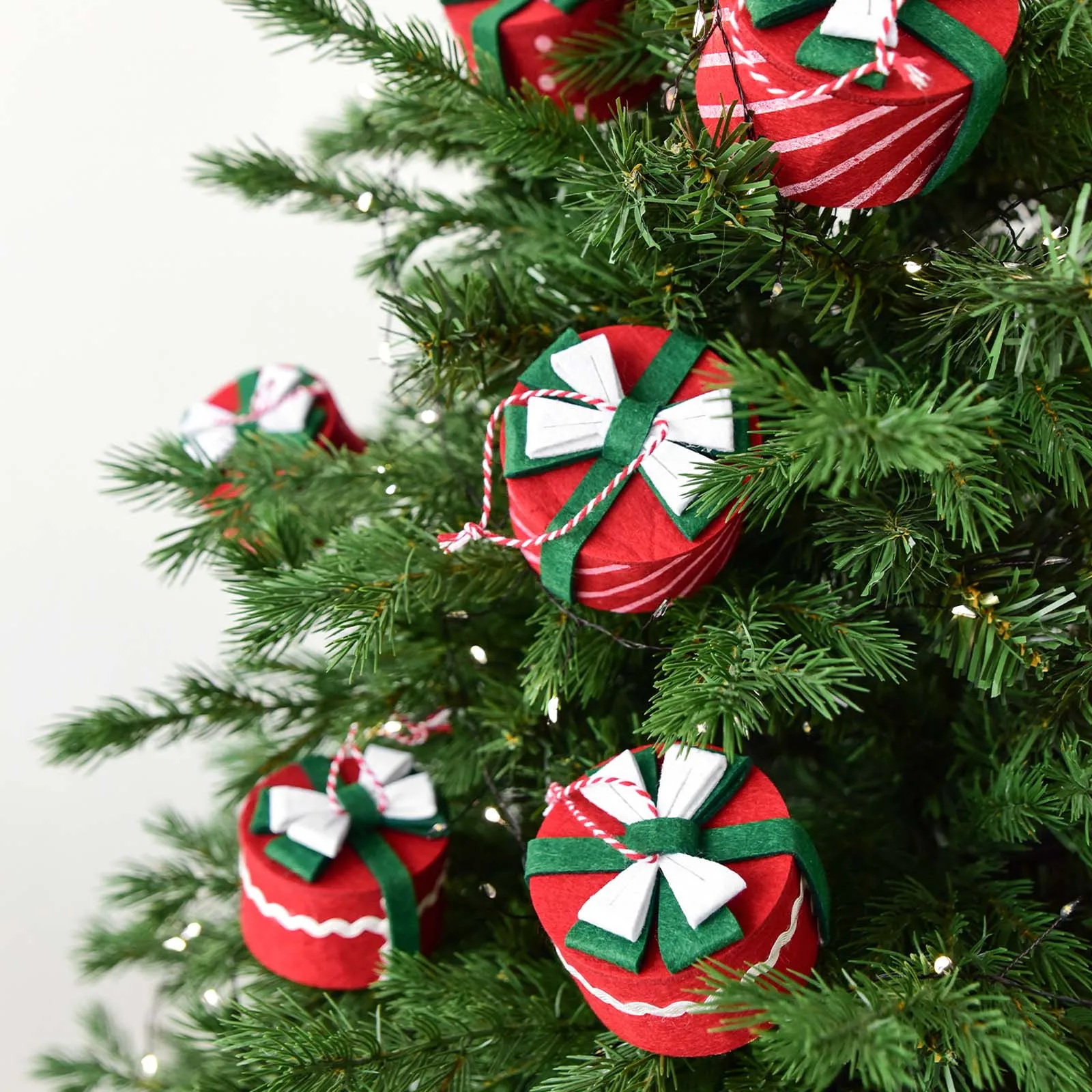 شجرة عيد الميلاد ديكور صندوق هدايا عيد الميلاد الصغير شجرة عيد الميلاد هدية القوس صندوق تزيين مُثبت هدية صندوق