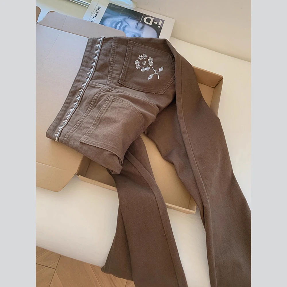 กางเกงยีนส์สีน้ำตาลกาแฟสุดฮิต ดีไซน์ปักลายดอกไม้เก๋ไก๋ กระเป๋าแบบคาร์โก้ ทรงขากว้าง สไตล์ลำลอง หลวม ตรง แฟชั่น