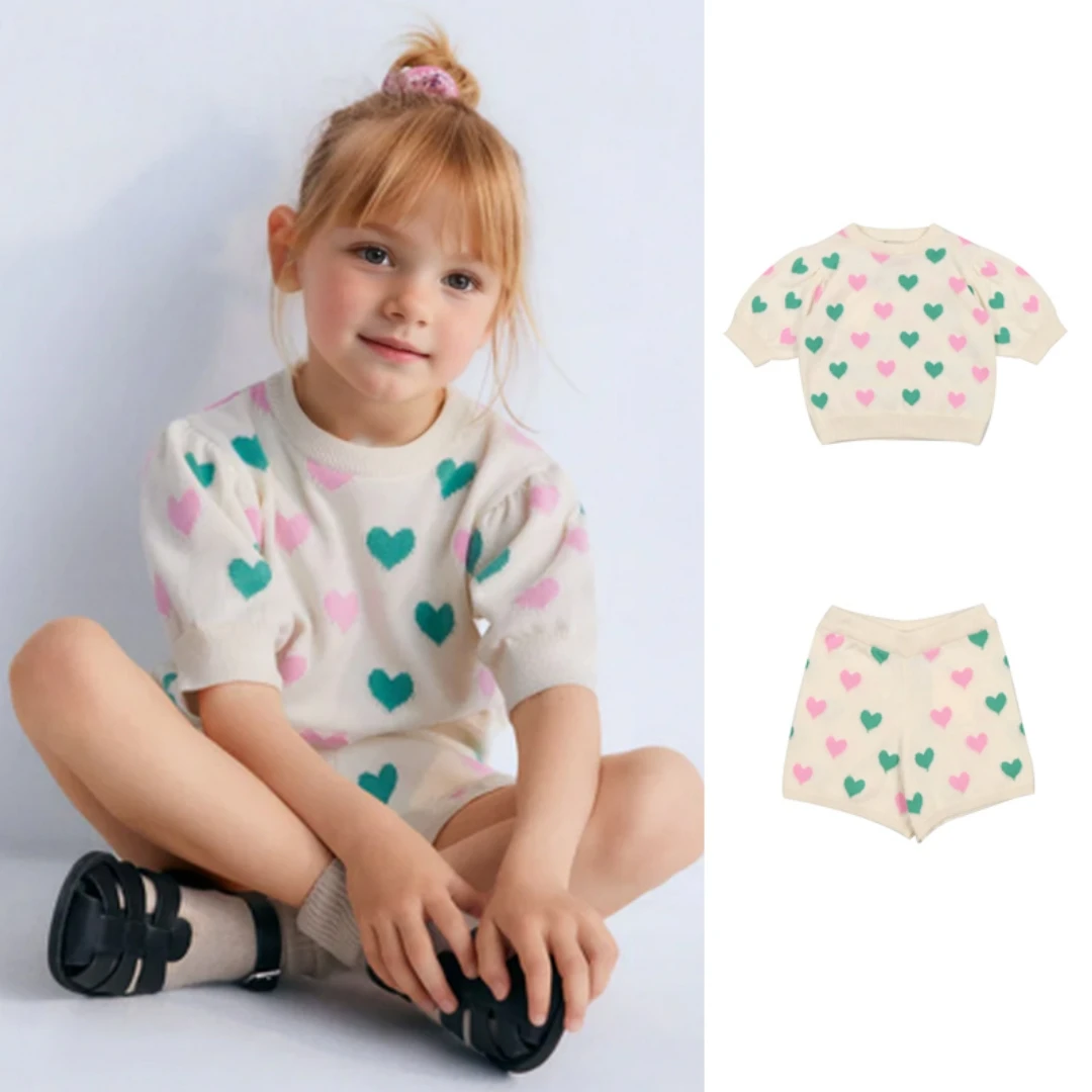 

Комплект детской одежды: вязаные футболки и шорты для девочек, весна-лето 2026, новинка, с принтом в виде сердечек, для мам и детей
