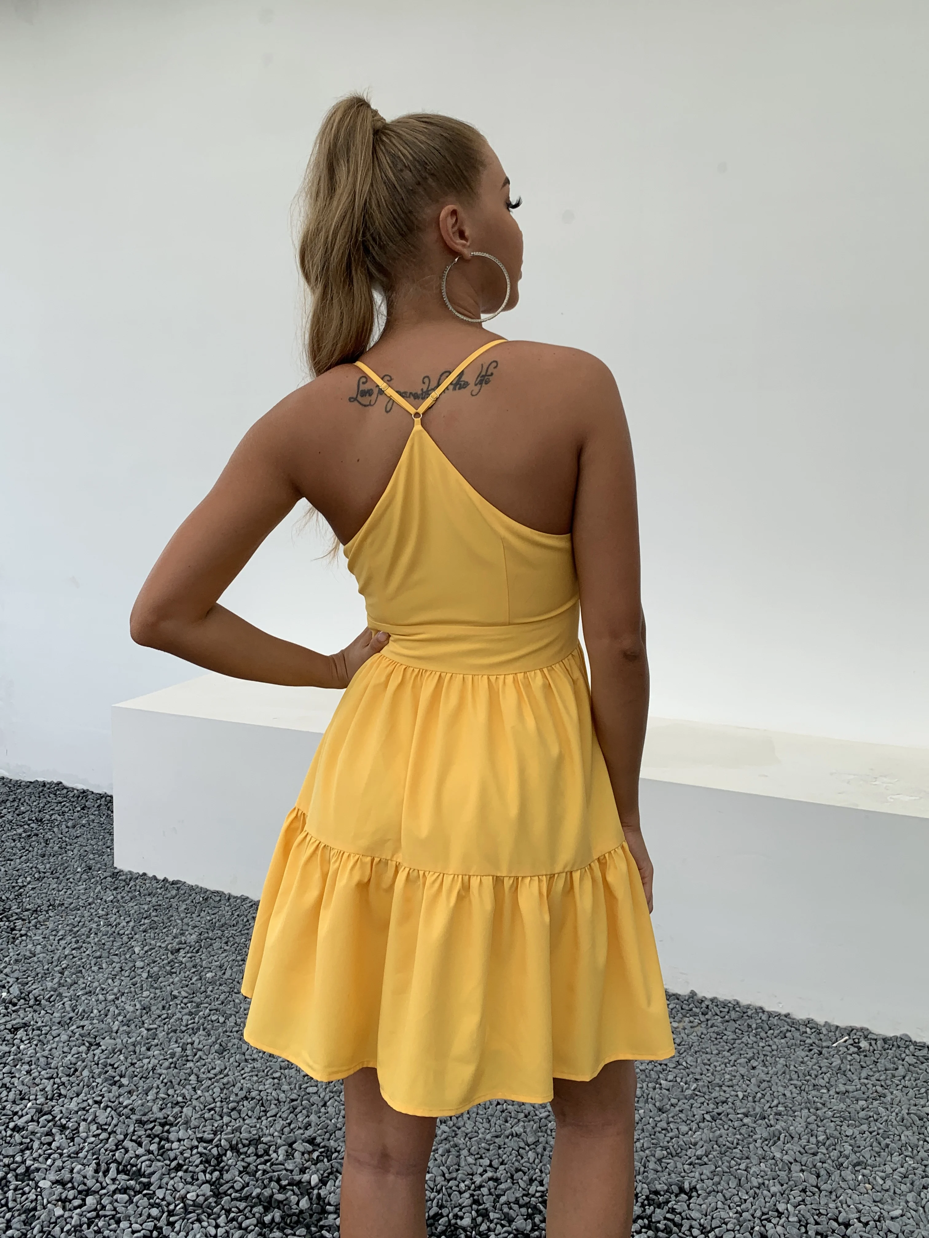 Abito estivo senza schienale con scollo a V, mini abito con spalline sottili, abito a canotta con volant e cravatta strutturata sexy