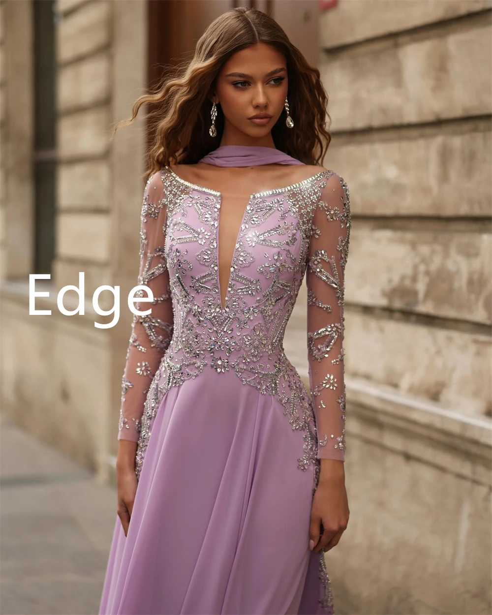 ชุดราตรีผ้าชีฟองสีม่วงสุดหรูสั่งตัดพิเศษ ดีไซน์คอวี แขนยาว พร้อมชายกระโปรงยาวลากพื้น สำหรับงานพรอมหรือโอกาสพิเศษ