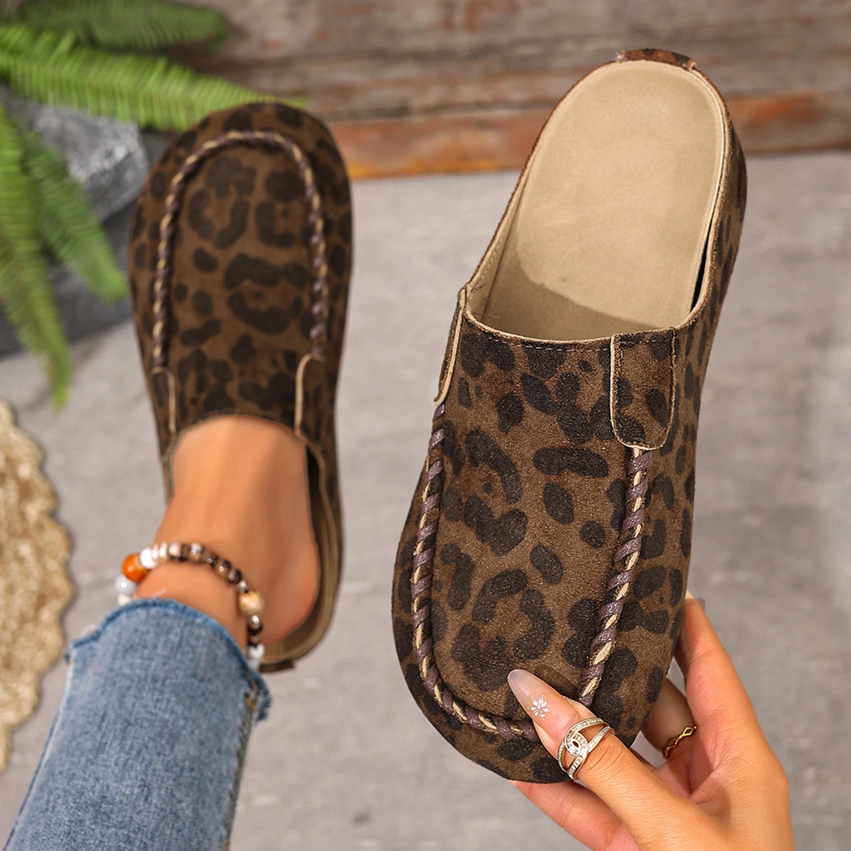 

2026 Women Slippers Casual All-Season Outdoor Sandals Leopard Print Mules Slippers Slip-On Flat Beach Shoes Women Slides Women