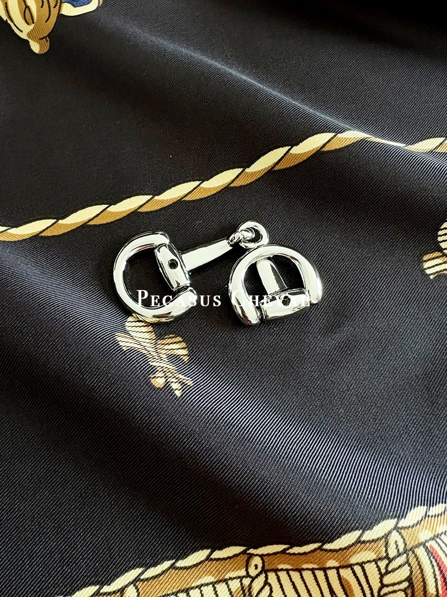 

Luxury Scarf Ring Buckle Metal Shawls Scarf Button Holder Elegant Style Accessories Christmas Gift