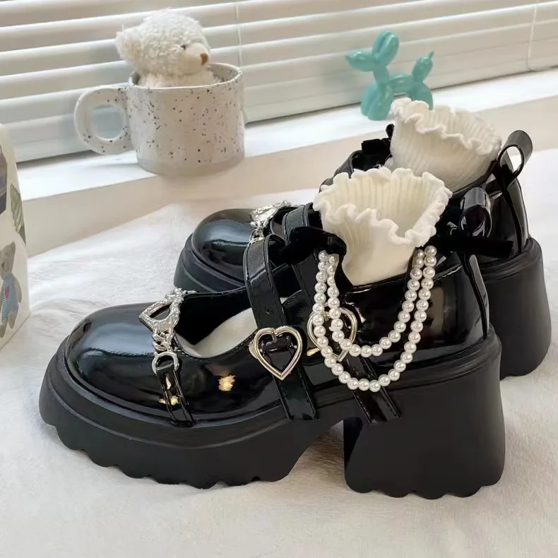Czarne skórzane buty na wiosnę i jesień, z metalowym łańcuszkiem, na platformie, typu Mary Jane, damskie, z lakierowanej skóry, w stylu gotyckim.