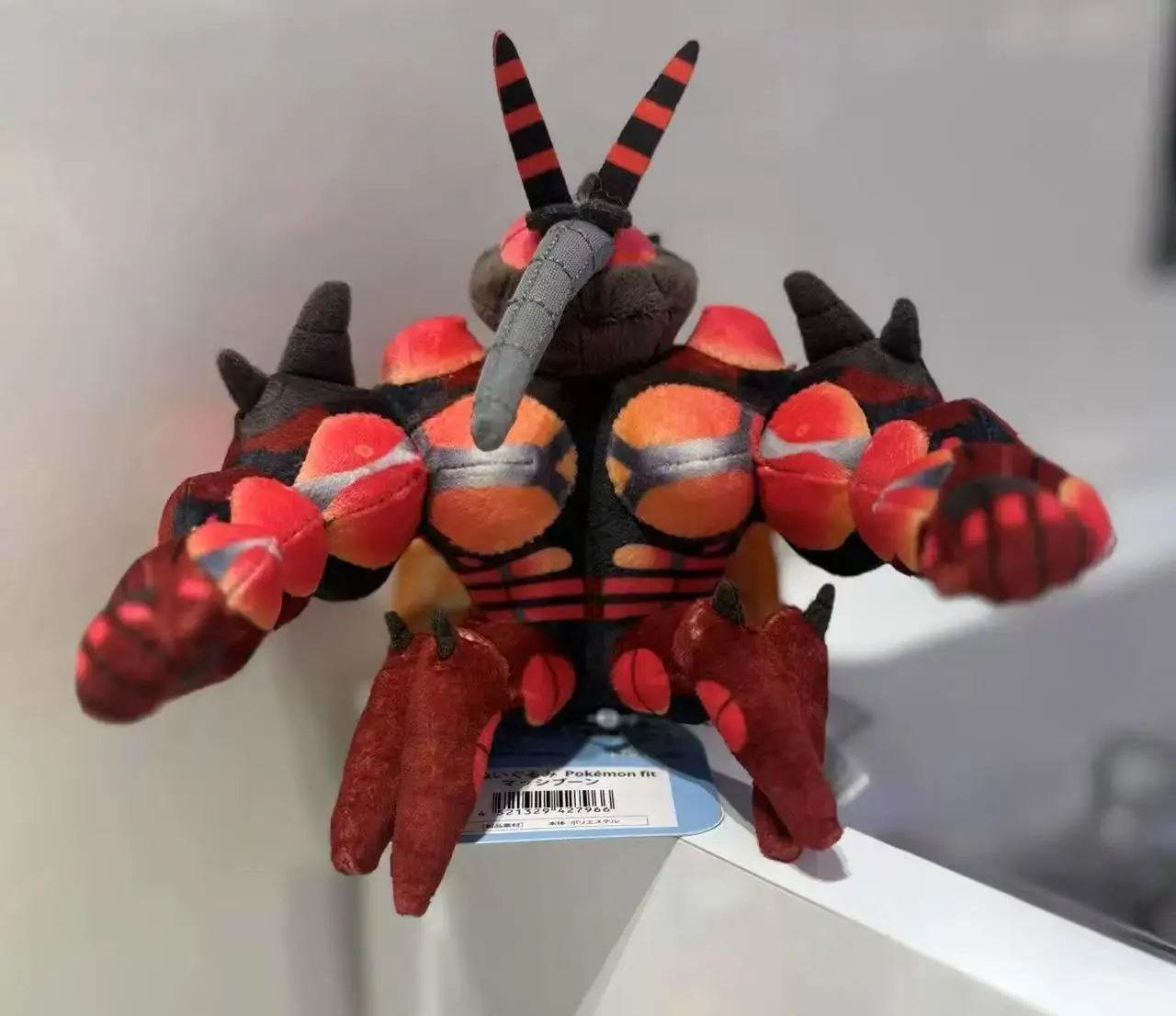 Een Pokemon-knuffel uit de regio Alola, een Kosmogu Ferro-mantisbeeldje, als vakantiecadeau voor vrienden