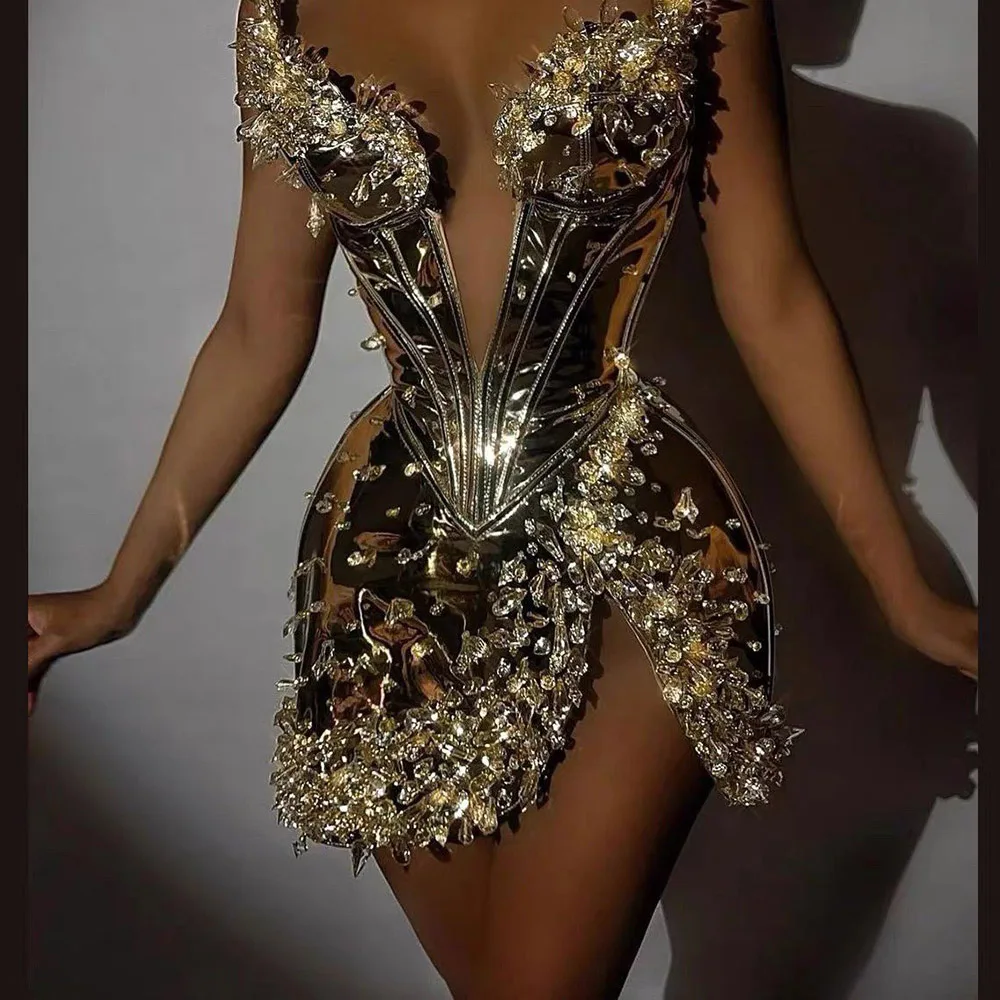 ชุดราตรีคอวีเซ็กซี่ประดับด้วยลูกปัดวิบวับแบบไม่มีแขนทรงตรงสั้นสำหรับงานเลี้ยงค็อกเทลหรืองานพรอมสามารถสั่งตัดได้