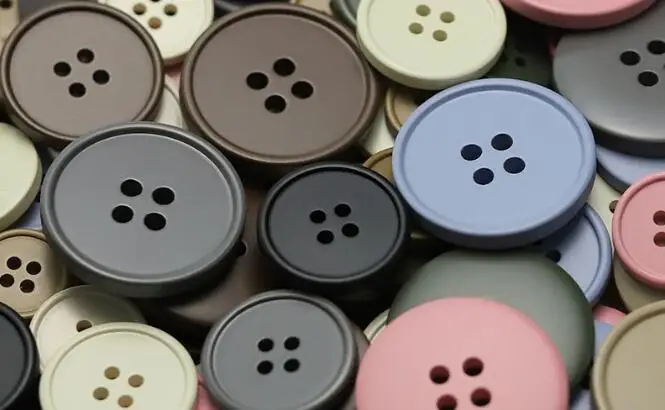 10pcs/LotSize:15-25mm Colorful spray painting four eyes thin edge resin Buttons fashion Button trench coat Sewing (SSA-4066)