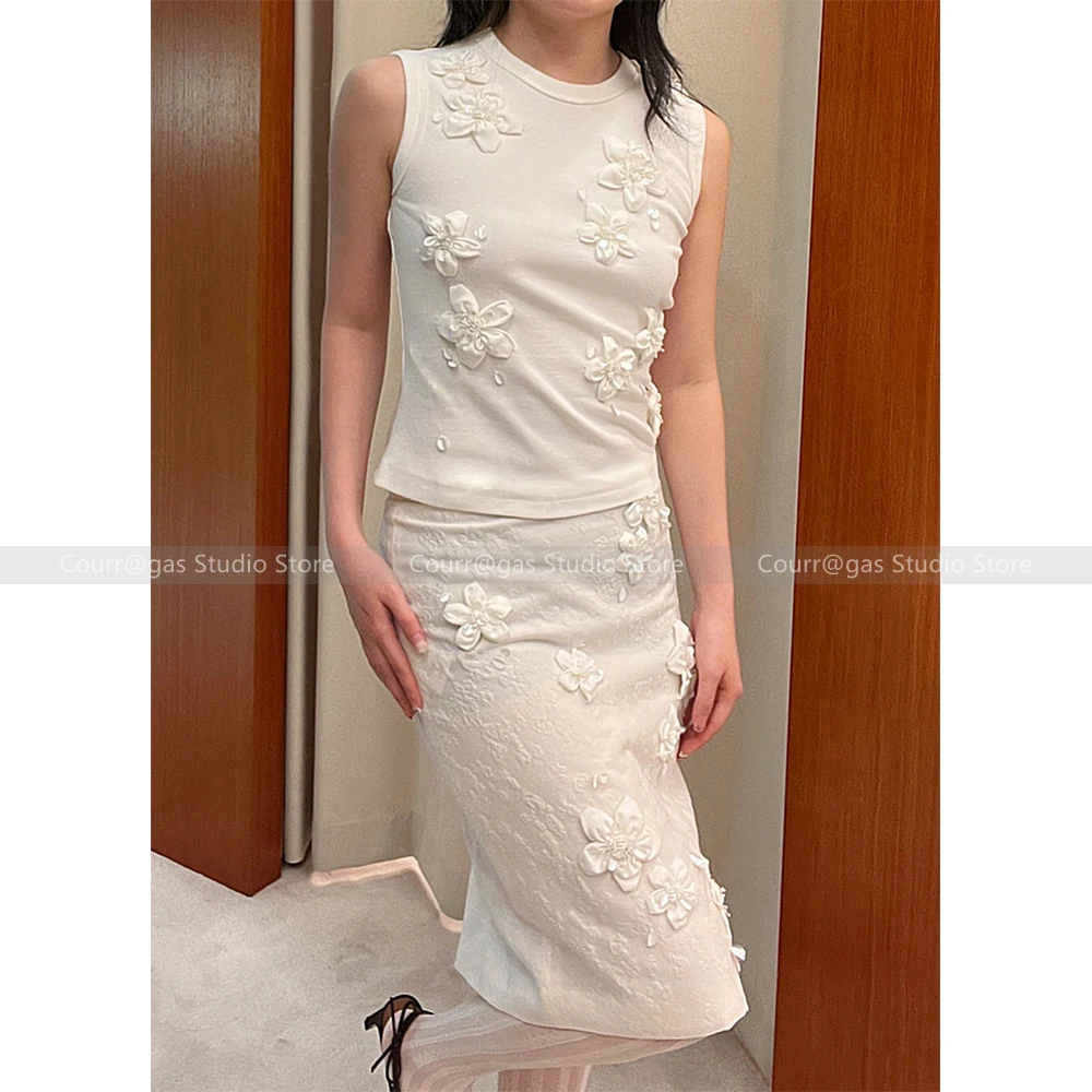 

Niche three-dimensional flower decoration design sense round neck undershirt Slim thin sleeveless top + bustier skirt set