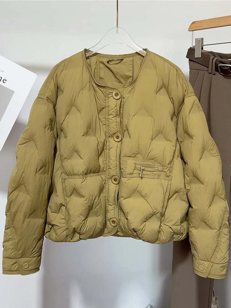 เสื้อแจ็คเก็ตดาวน์คอวี อุ่นสำหรับผู้หญิง ฤดูใบไม้ร่วง-ฤดูหนาว 2025 สไตล์สตรีทแวร์ ทรงโอเวอร์ไซส์ กระดุมแถวเดียว เสื้อพัฟเฟอร์สั้น สีพื้น INKEO DJ529