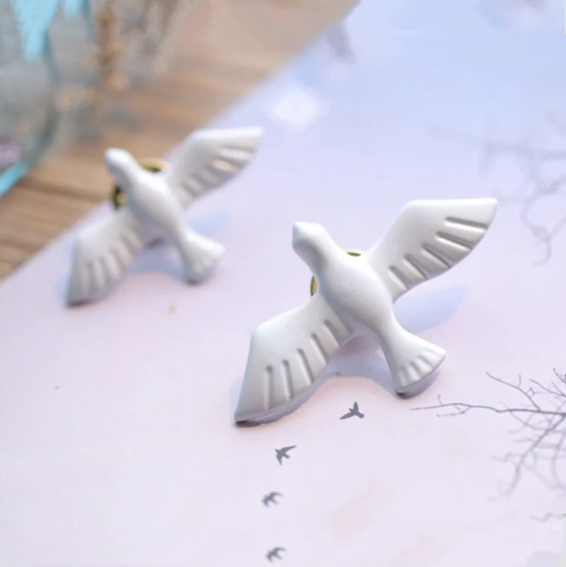 Hot 2024 Swallow Brooch Acrylic Vintage White Peace Dove Animal Birds Brooch Pin Fashion Jewelry Girl Accessories For Women 1PCS