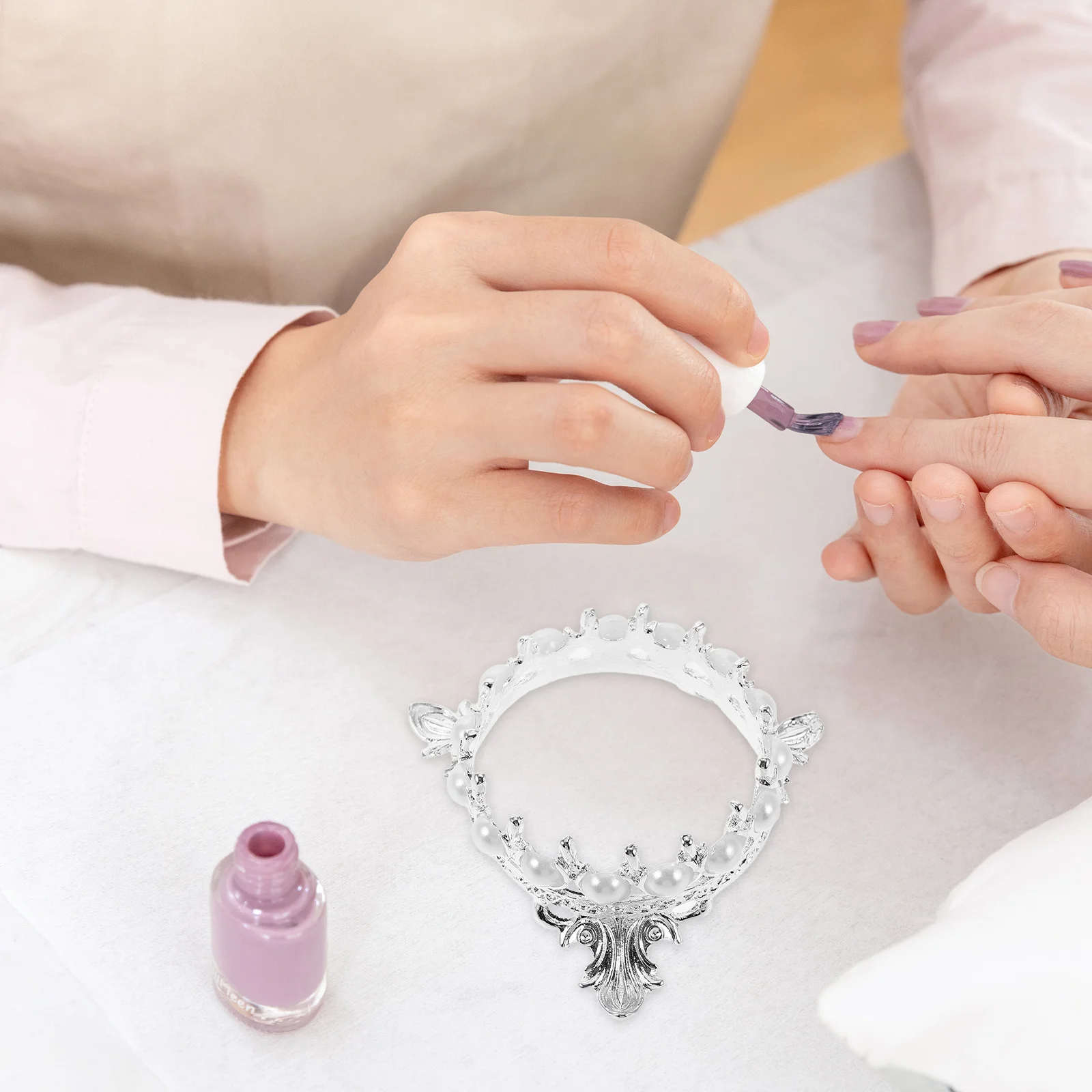 ที่วางปากกาเพ้นท์เล็บแบบมงกุฎย้อนยุค 4 ชิ้น พร้อมไข่มุกปลอม อุปกรณ์ทำเล็บ ที่เก็บของ ที่วางโชว์ ที่วางปากกาเพ้นท์เล็บสำหรับโต๊ะเครื่องแป้ง