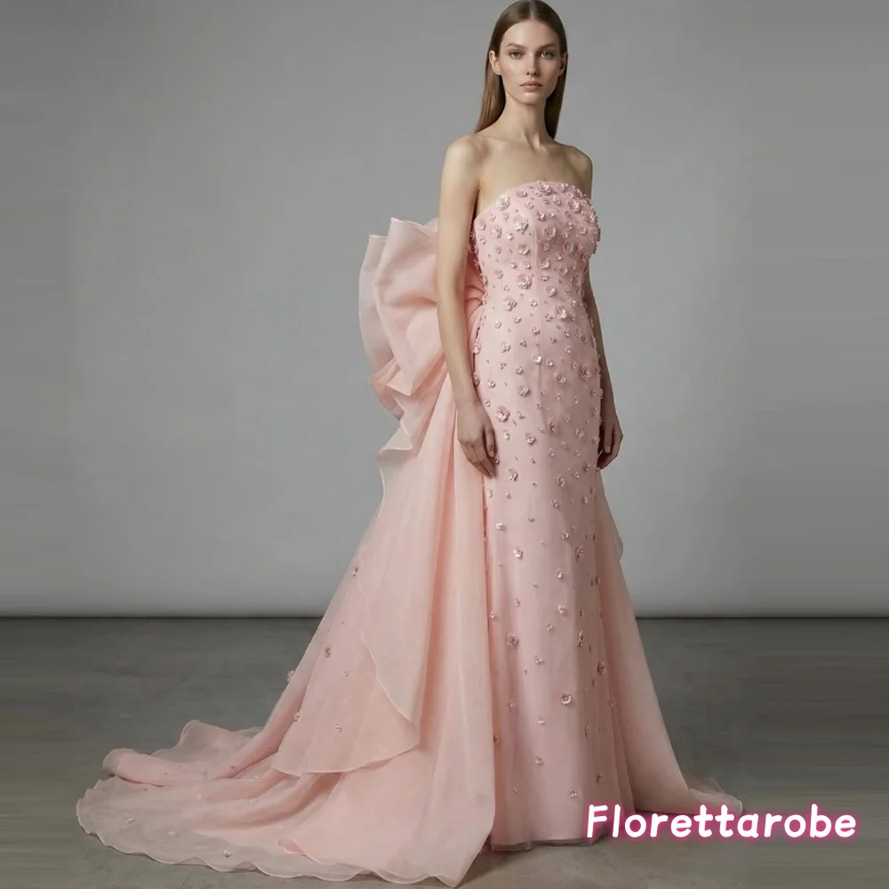 

Индивидуальное роскошное вечернее платье без бретелек из розовой органзы с тяжелой вышивкой цветами и бисером, с прямым шлейфом