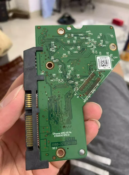 

Плата жесткого диска, номер 2060-771824-008 REV A REV P1