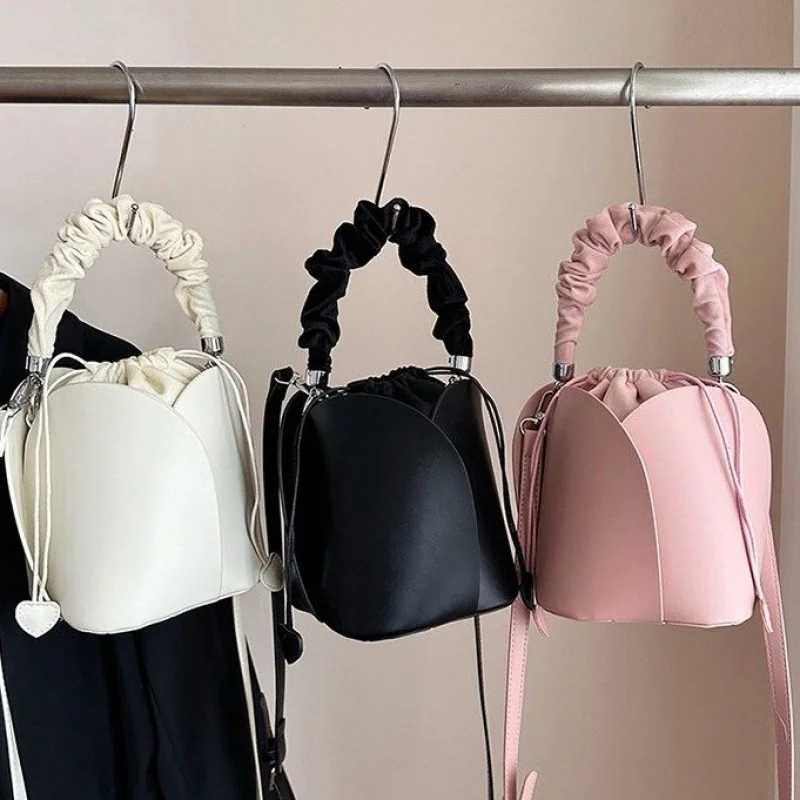 

Vintage Chic Crossbody Messenger Bag For Leisure Women With Elegant Large Capacity And Fashionable Leather