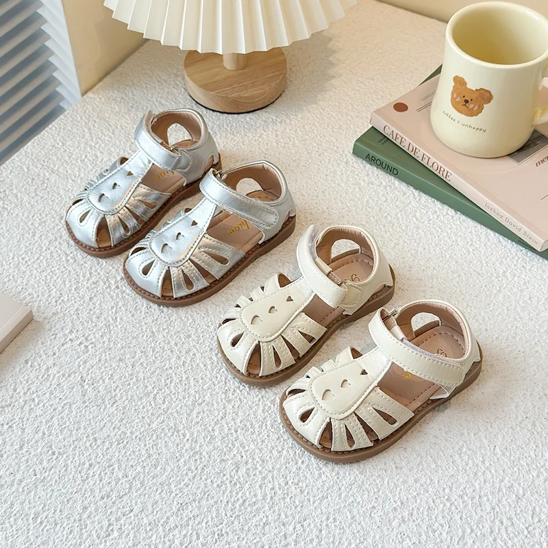 

2025 сандалии для девочек, новые летние дышащие повседневные детские римские туфли с открытыми отверстиями, нескользящая детская обувь на мягкой подошве