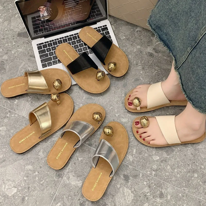 

Версия 2025: новые женские летние цельные крутые тапочки с плоской подошвой, повседневные износостойкие резиновые разноцветные модные тапочки