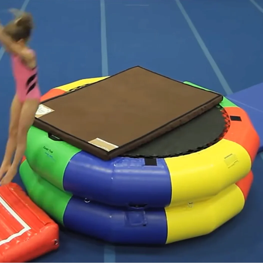 Kundenspezifische, werkseitig angepasste professionelle Trainings-Gymnastikausrüstung, aufblasbares Gymnastikstrampolin, aufblasbares Fitnessrad