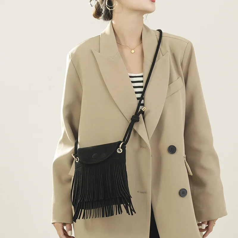 Trendige Leder-Umhängetasche mit Quaste, einfarbig, für Damen, Messenger-Tasche mit Fransen-Design und verstellbarem Riemen, Alltags-Umhängetasche – Detail 12
