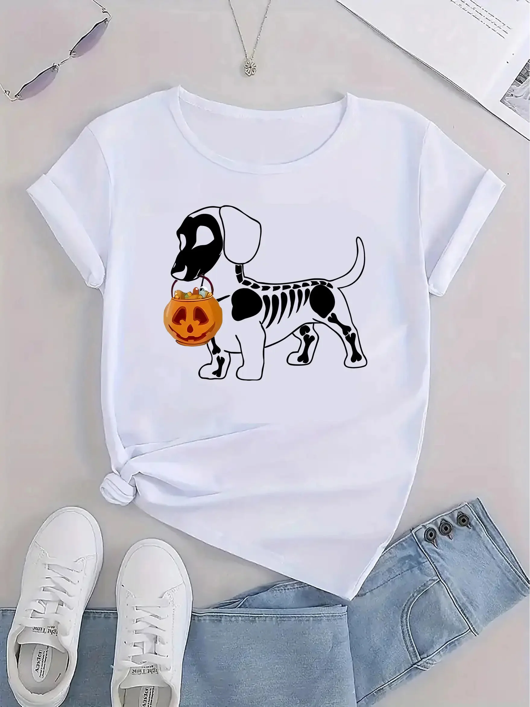 تي شيرت نسائي برسومات Dachshund للهالوين - كلب هيكل عظمي لطيف مع قرع لملابس حفلات الهالوين والملابس الجمالية