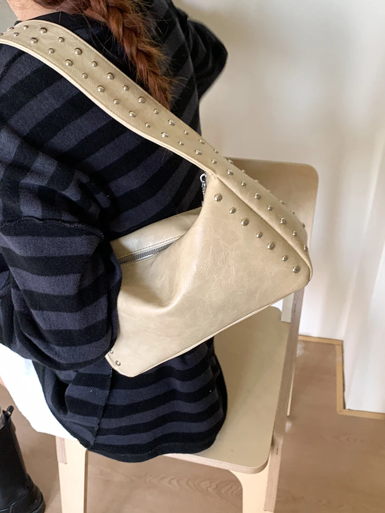 

Sweet Cool Spicy Girl Style Small Bag Women's New 2026 Fashion Simple Underarm Pillow Shaped Bag with Rivets Casual Handbag