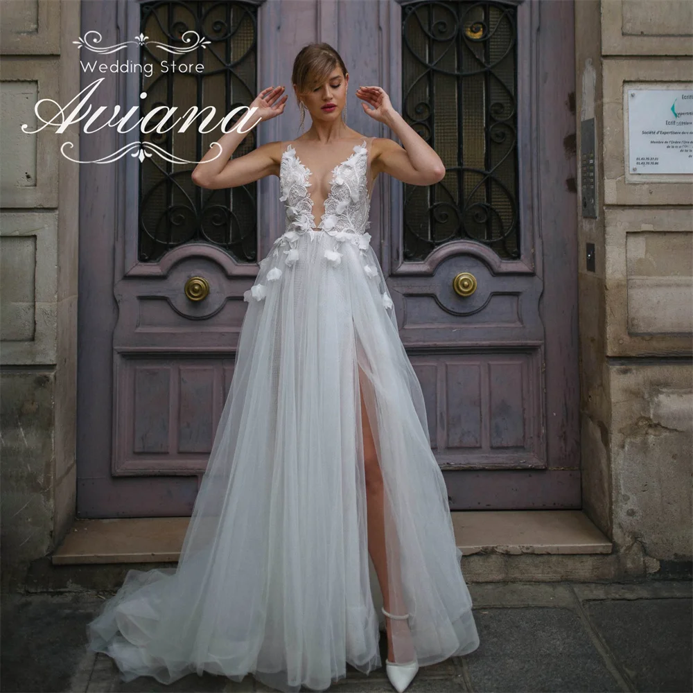 Aviana Maßgeschneidertes Brautkleid in A-Linie mit tiefem V-Ausschnitt und hohem Schlitz, Spitzenstickerei, Blumenapplikationen, Perlen, Sweep-Zug, Tüll, rückenfrei