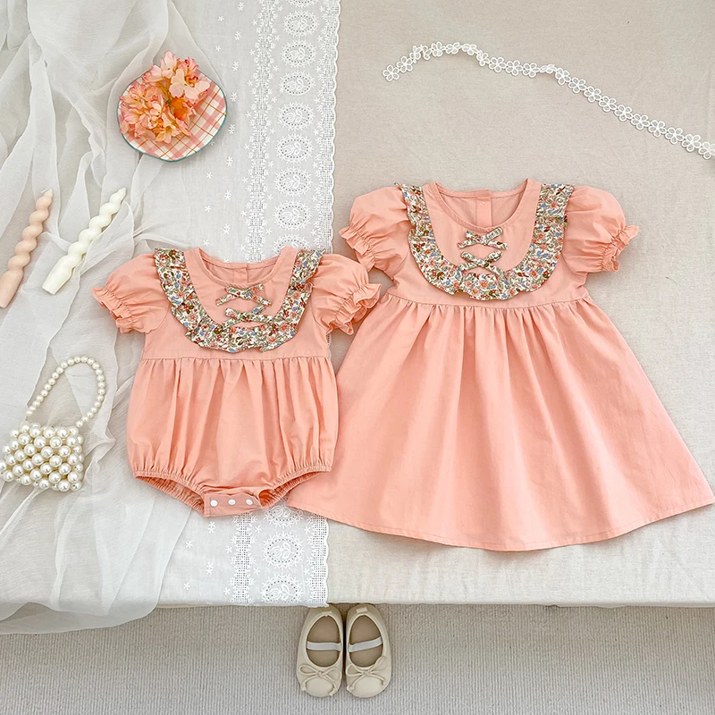 Sommer Vintage Kleinkind Mädchen Kleid Casual Floral Rüschen Strampler Baby Kleidung Schwester Passenden Blumen Bogen Kostüme Kinder Kleidung