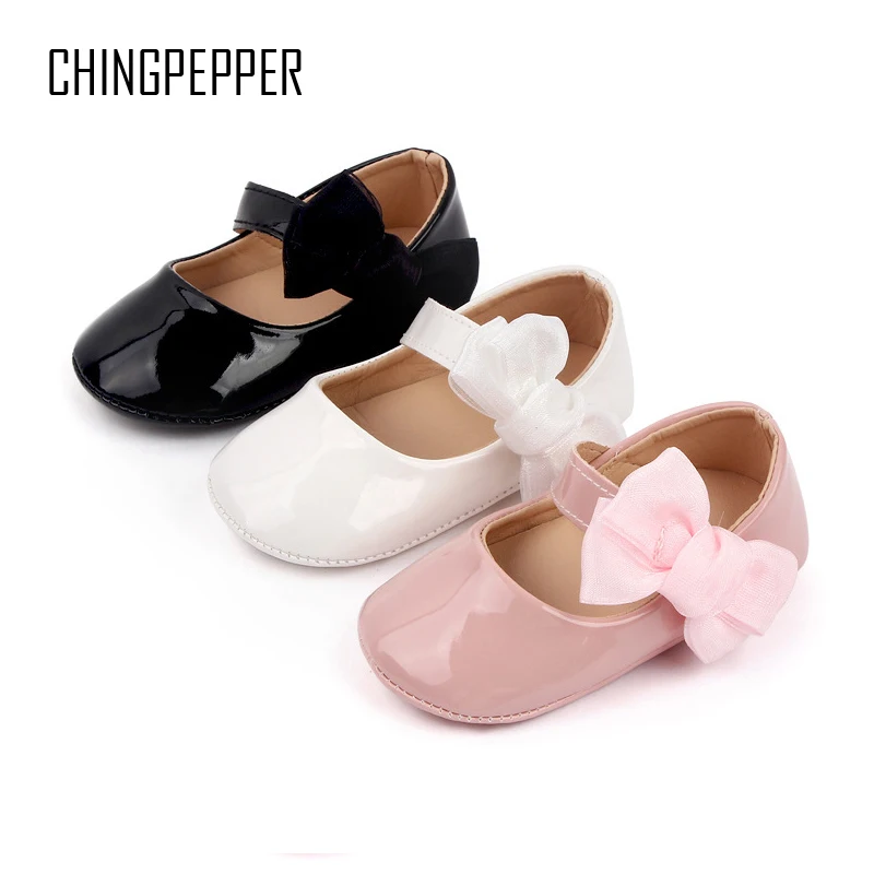 

Brand Infant Girls Crib Shoes Fashion Flower Bows Trainers Baby Item Newborn Soft Rubber Sole Princess Footwear Doll Shoes Gifts