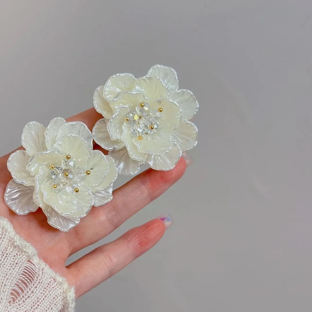 Cute Vacation Style White Resin Handmade Three-Dimensional Flower Stud Earrings for Women Party Gift Fashion Jewelry Romance INS