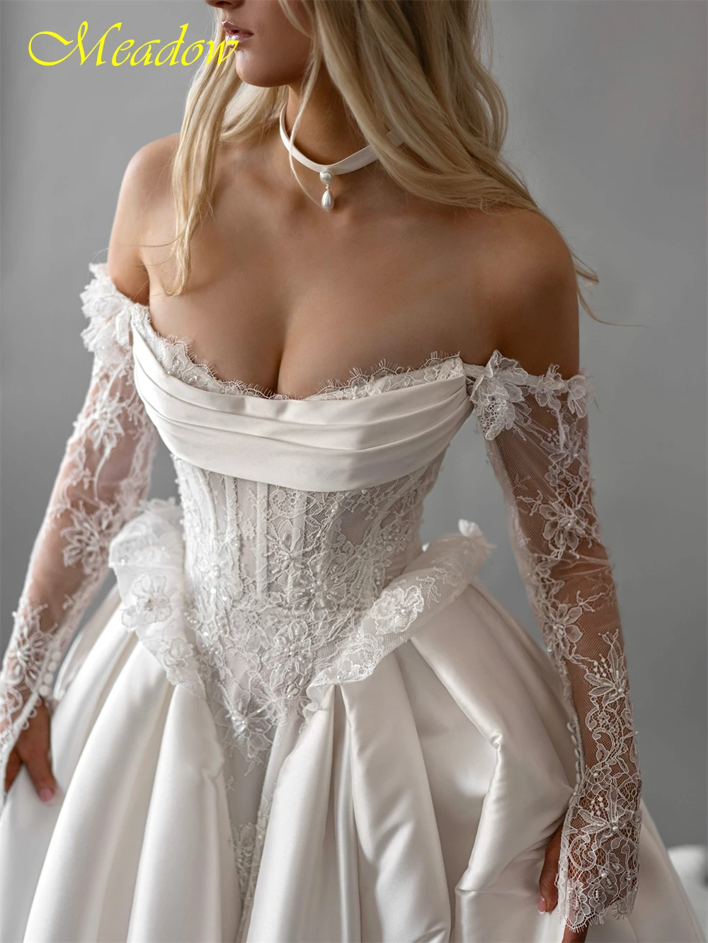 Aangepaste Charmante Witte Satijnen Trouwjurk Formele Sweetheart Lange Mouwen Bruidsjurken Zachte A-lijn Hof Trein Robe de mariée