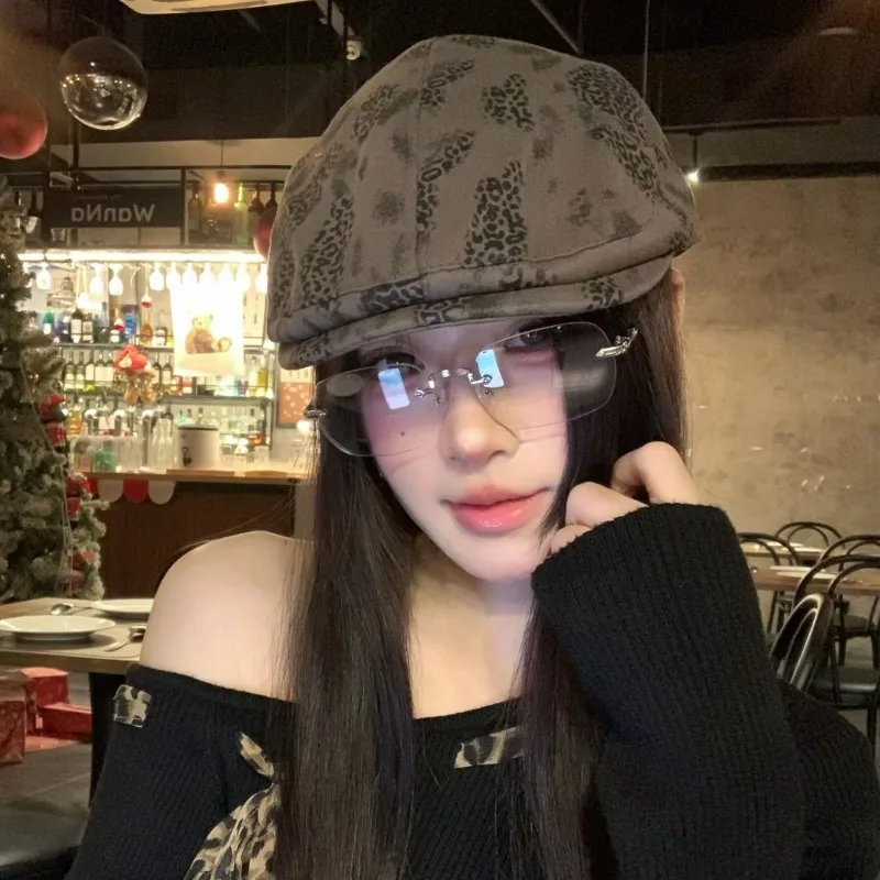 

Дизайнерские береты с леопардовым принтом для женщин: новая модная универсальная шляпа для путешествий, подчеркивающая изящность, весна-лето