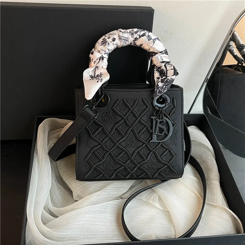 

Guofeng Heavy Industry Embroidered Handheld Princess Diana Bag for Women, High-End Light Luxury Crossbody Bag, 2026 New Style