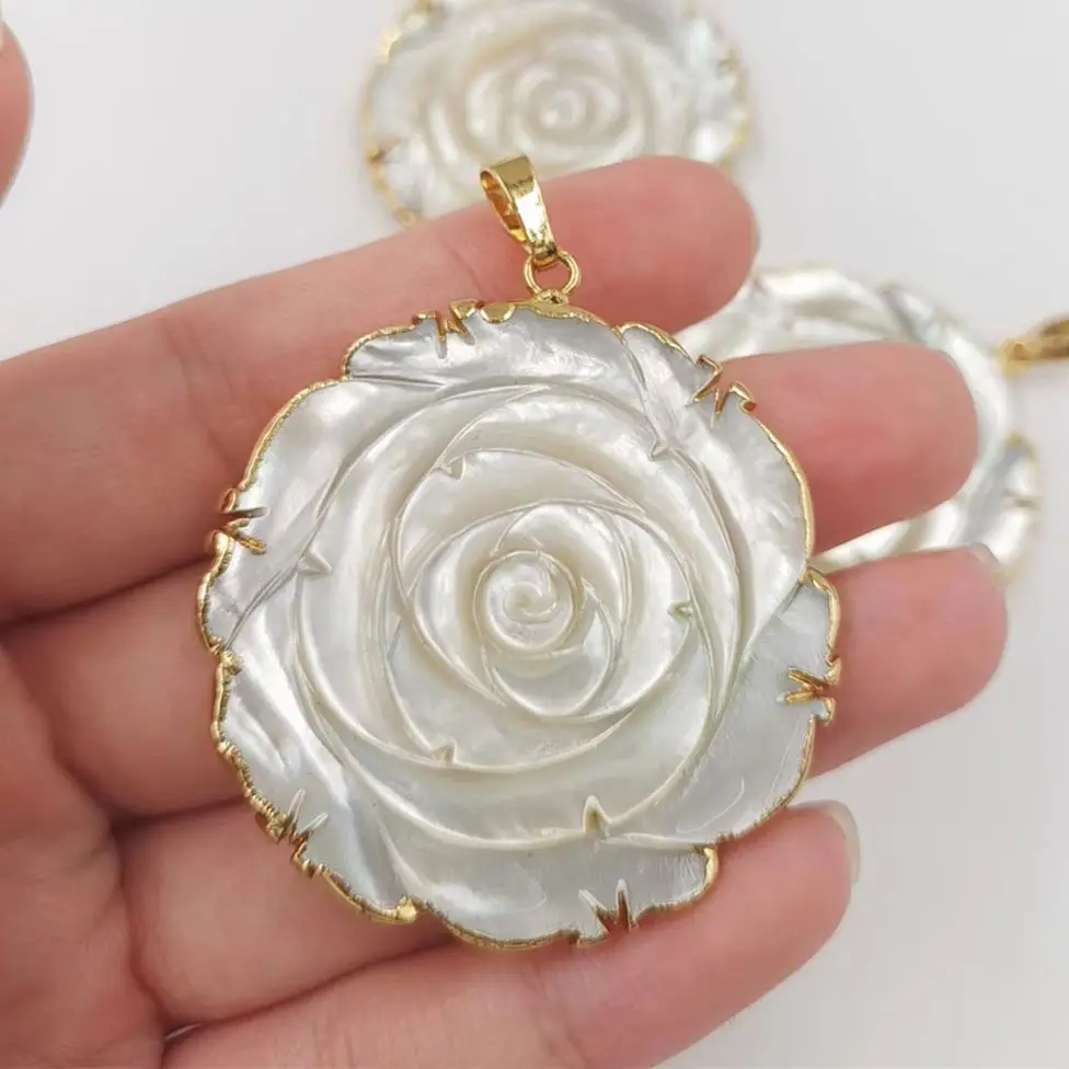 WT-JP309  WKT 2025 Noble Flower Shape Pendant MOP Shell Pendant Gold-Plated Pendant For Girl Gift Party Gift 41X 41MM Pendant
