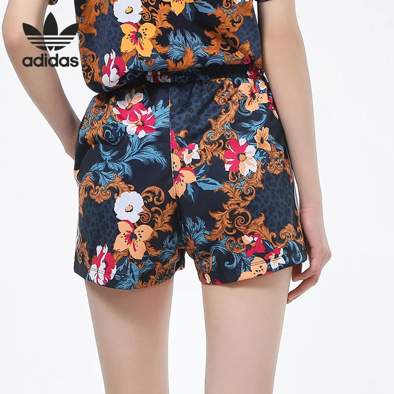 شورت رياضي كاجوال نسائي بخصر مطاطي من Adidas Originals GN8118
