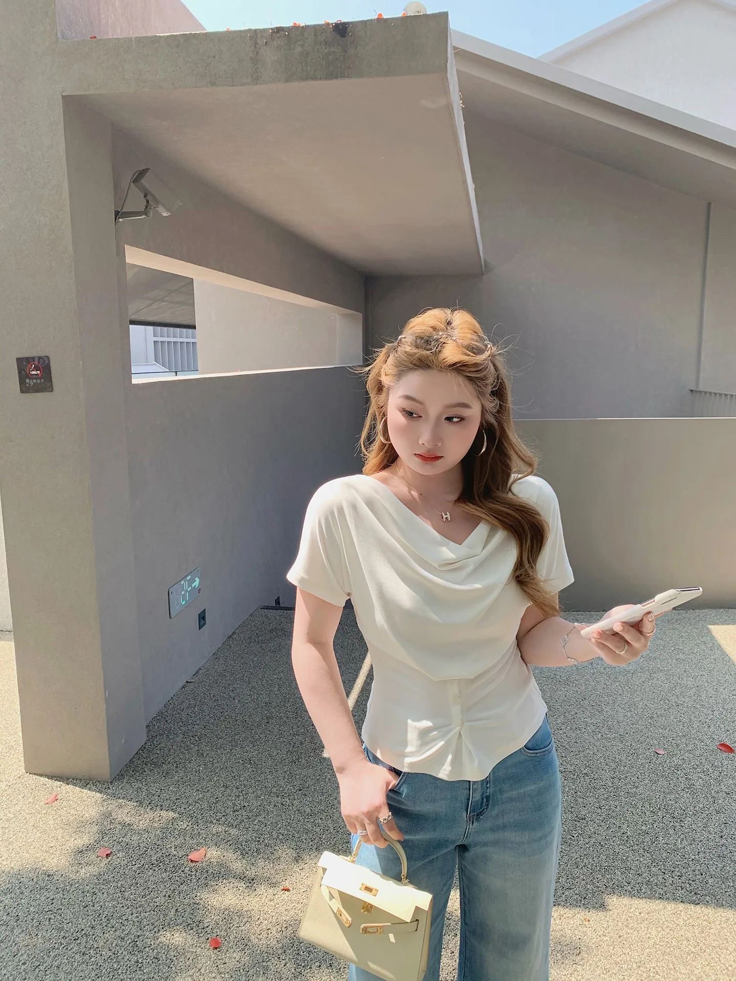 

Женская модная футболка с коротким рукавом, деконструированный дизайн, V-образный вырез, с эффектом утяжки талии, однотонная, для повседневной носки