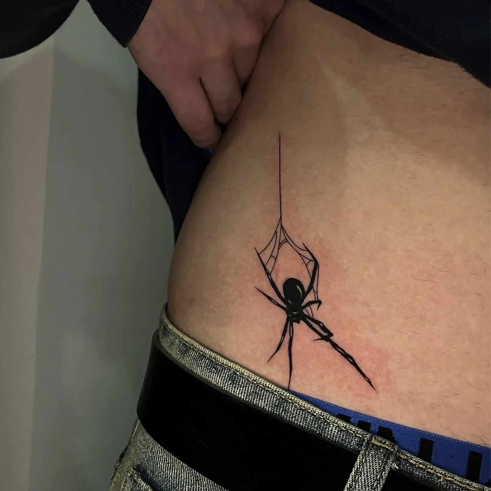 

Dark Minimalist Spider Tattoo Sticker, Temporary Tattoo for Waist Side, Gothic Y2K Style Waterproof Long-Lasting Body Art for Me