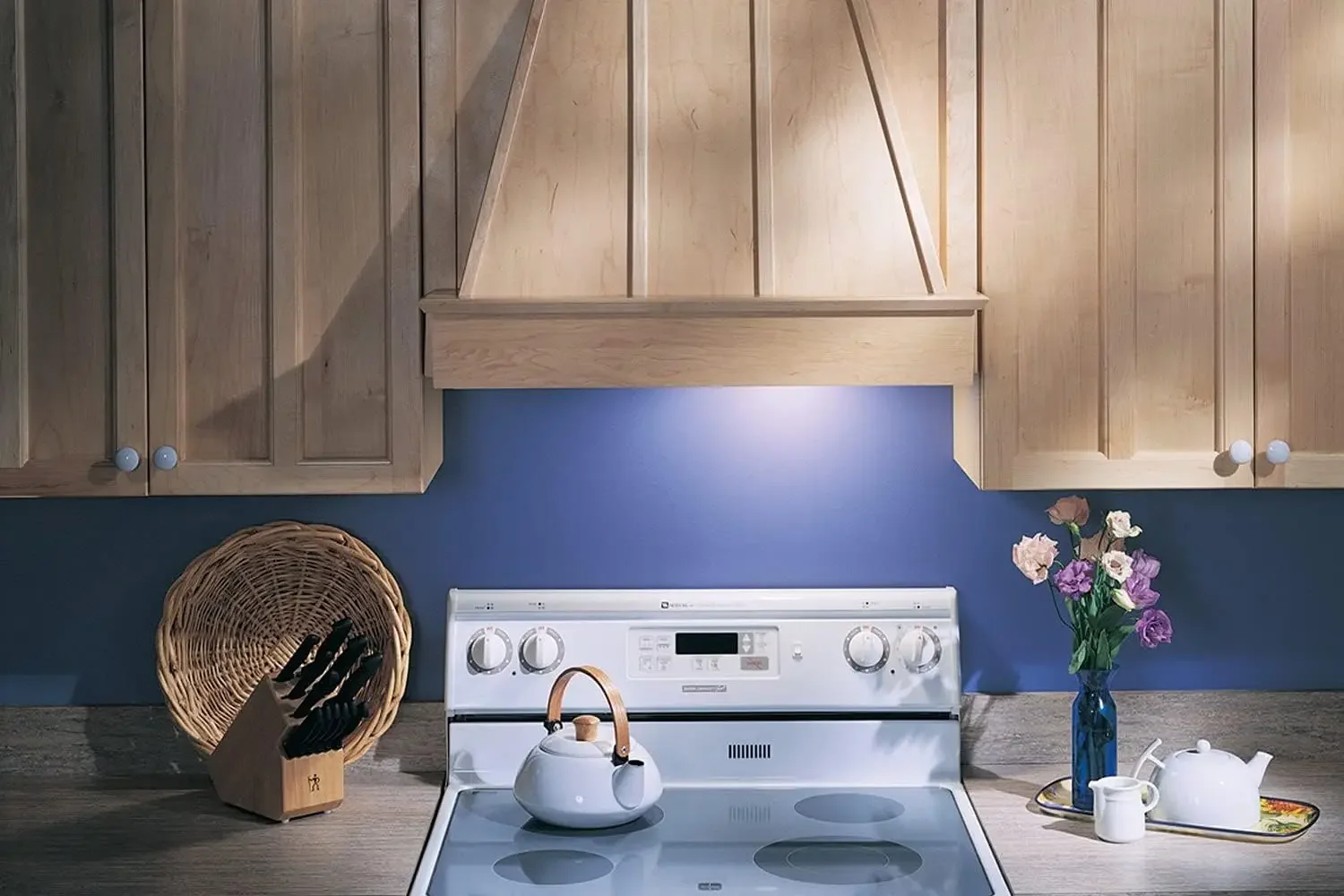 Inserção personalizada do capô do bloco de energia de 27,6 polegadas com exaustor de 2 velocidades e luz, MAX 300 CFM, cinza escovado