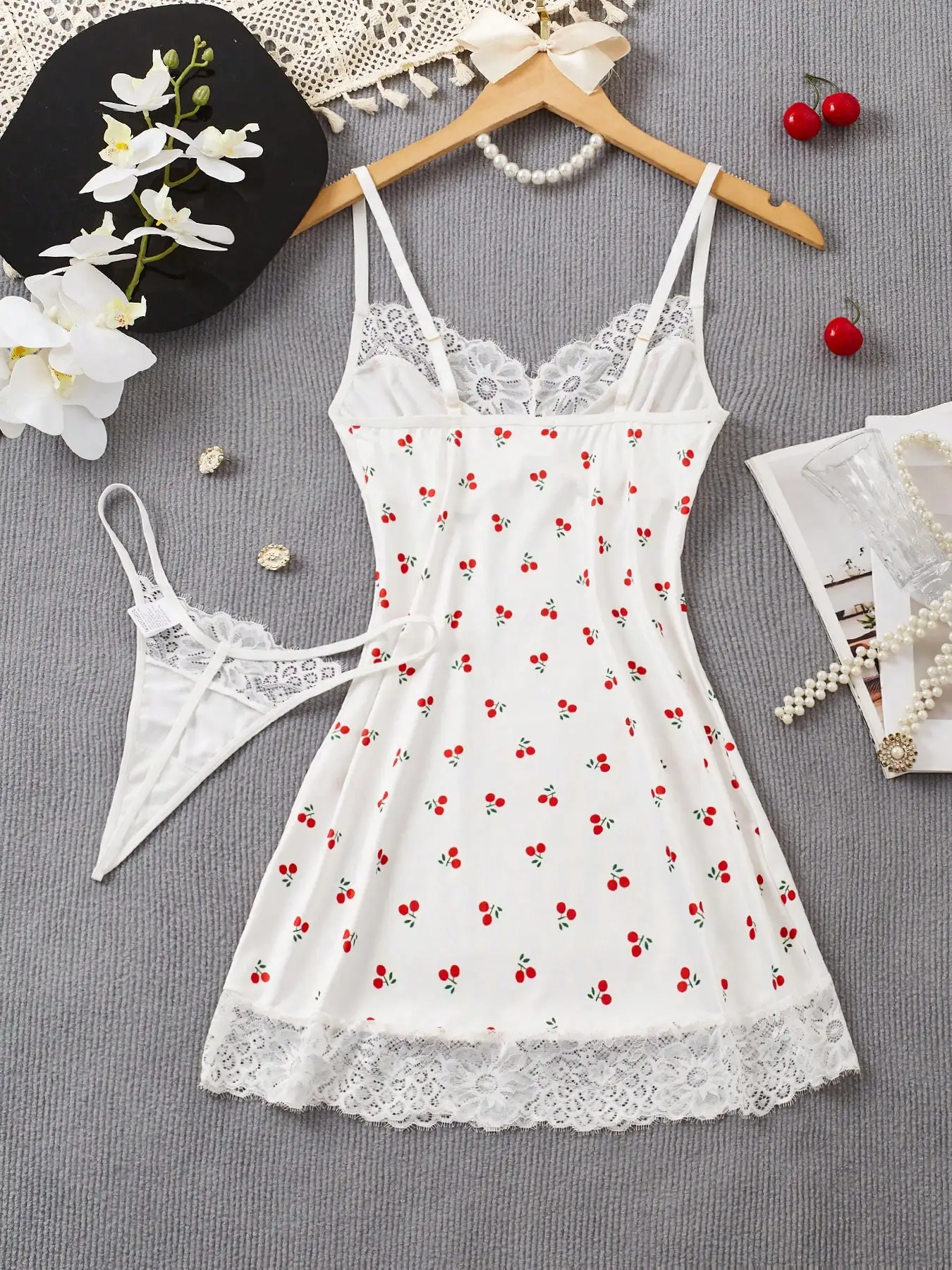 2pcs Set Pakaian Tidur Wanita dengan Cetakan Ceri dan Renda & G-String