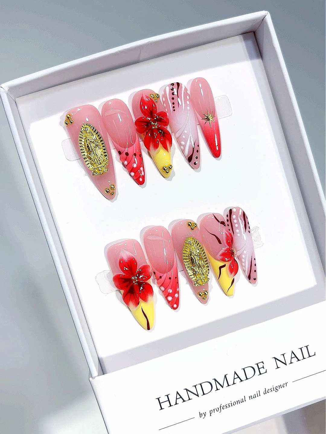 アーモンドシェイププレスオンネイル - レッドフローラル＆ゴールド聖母マリアデザイン、グリッターラインストーンフェイクネイル（女性用）（K038）