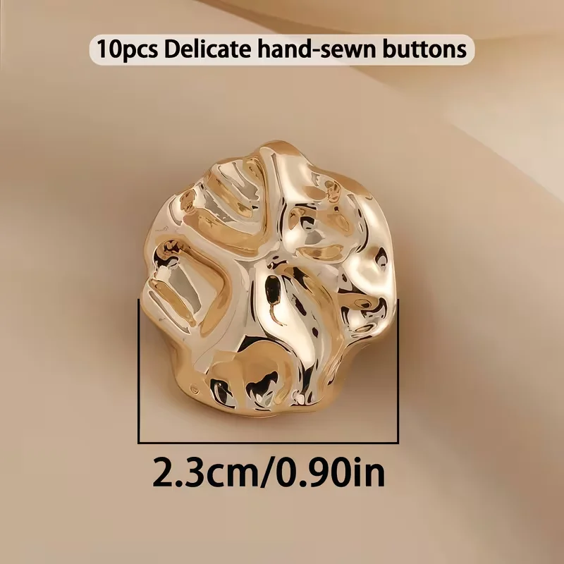Ein Set mit 10 einzigartigen goldenen Knöpfen in den Größen 18 mm, 23 mm und 25 mm, geeignet für die Verwendung in der Bekleidungsindustrie, für Dekorationen und für Bastelprojekte. – Detail 2