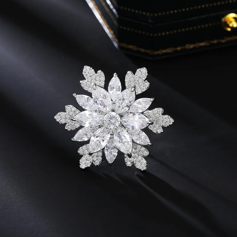 Luxury Chinese Style Lucky Auspicious Snowflake Brooch Micro Paved Zircon Elegant Suit Lapel Pin Good Fortune Jewelry Accessory