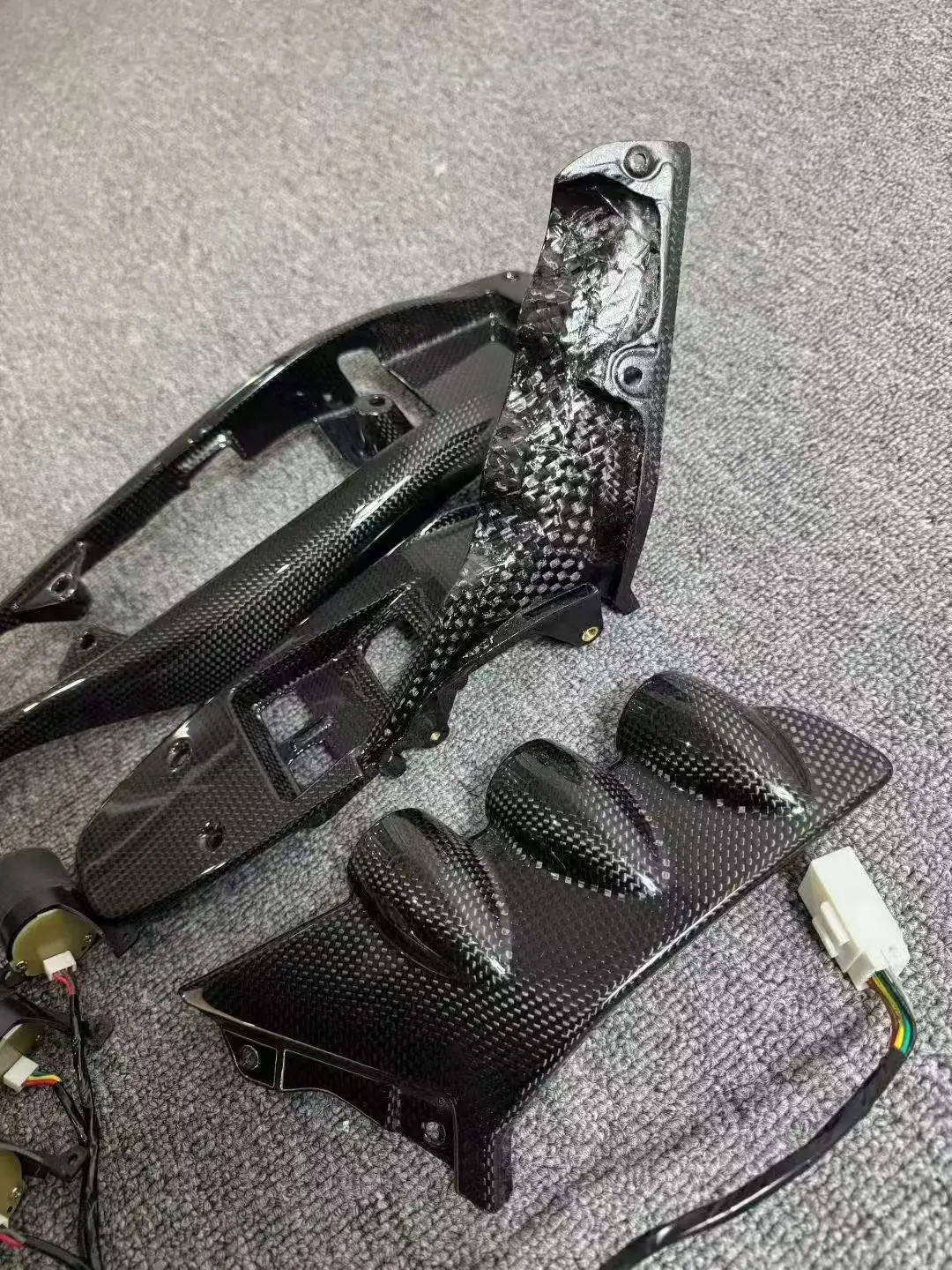 Suitable for Ferrari 458 Elevator Switch Carbon Fiber Saddle Panel 85611700 84723500 84412300 84723500 85611900 84479500