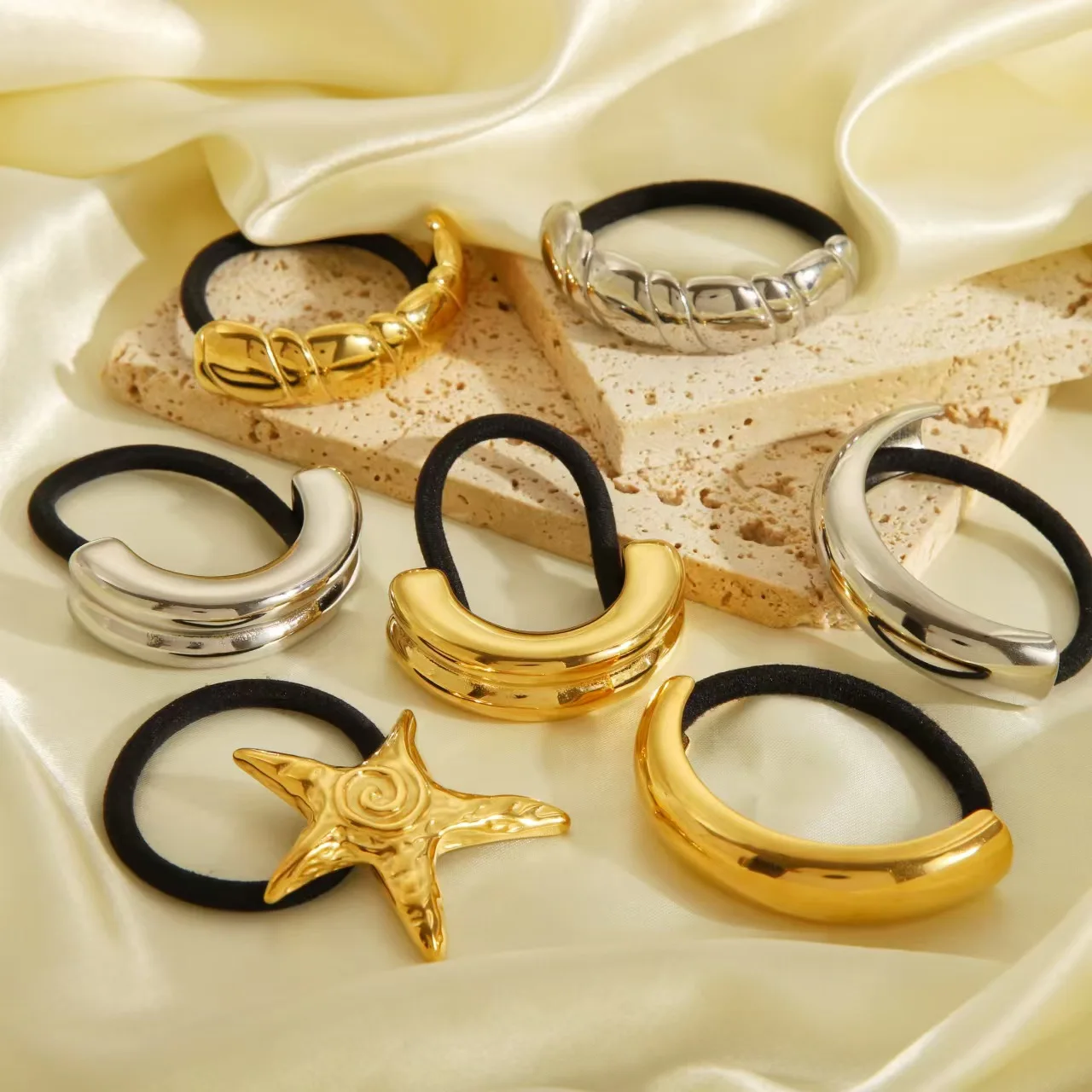 رباط شعر على شكل ذيل حصان مرن أسود لامع ومطلي بالذهب عيار 18 قيراط - إكسسوار شعر أنيق للاستخدام اليومي