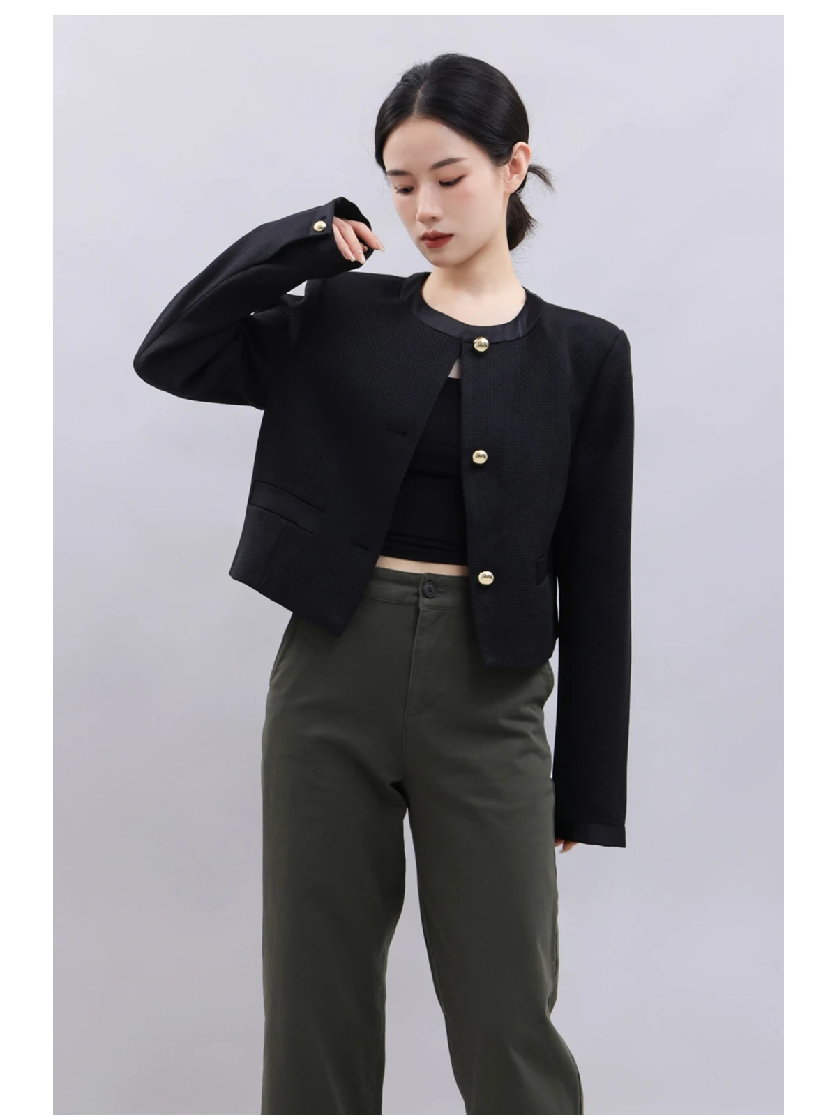 

Classic Satin Splicing Metal Chain ort Waistcoat 2024 Autumn New Sle Small Fraance Sle Jaet Flower Home Studio