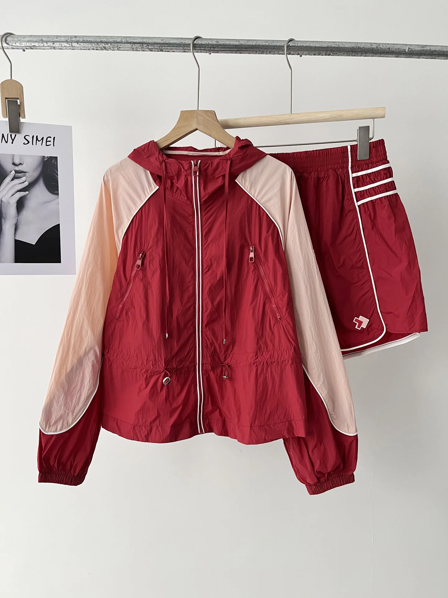 

Красная уличная короткая куртка, шорты на талии, спортивный костюм, летняя одежда, полный комплект 51c-0526