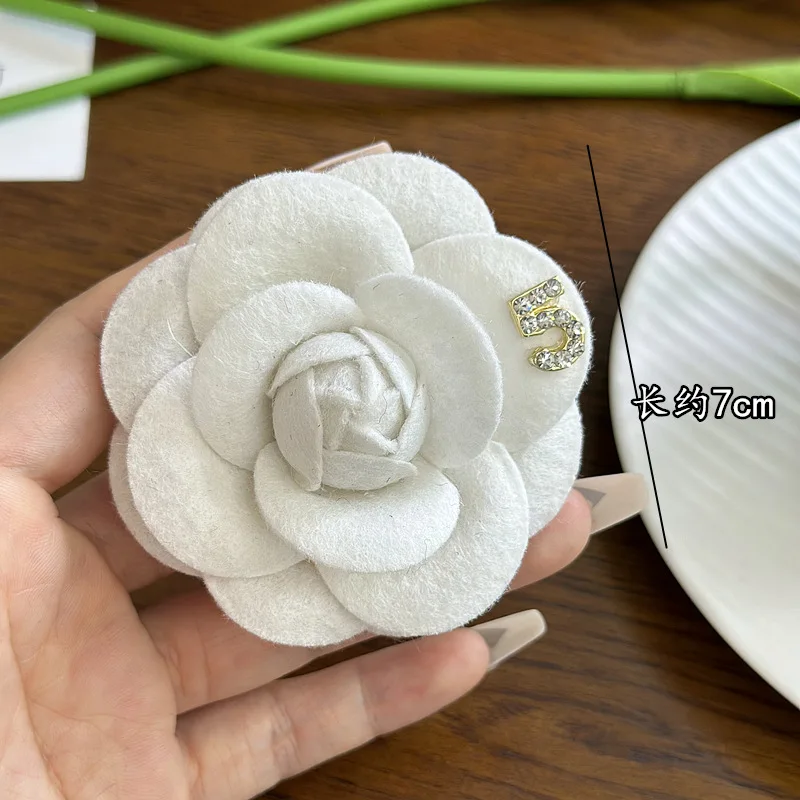 Koreanische Stoff Kamelie Brosche High-end Rose Blume Corsage Kristall Ziffern Anstecknadeln Vintage Broschen für Frauen Zubehör – Detail 4