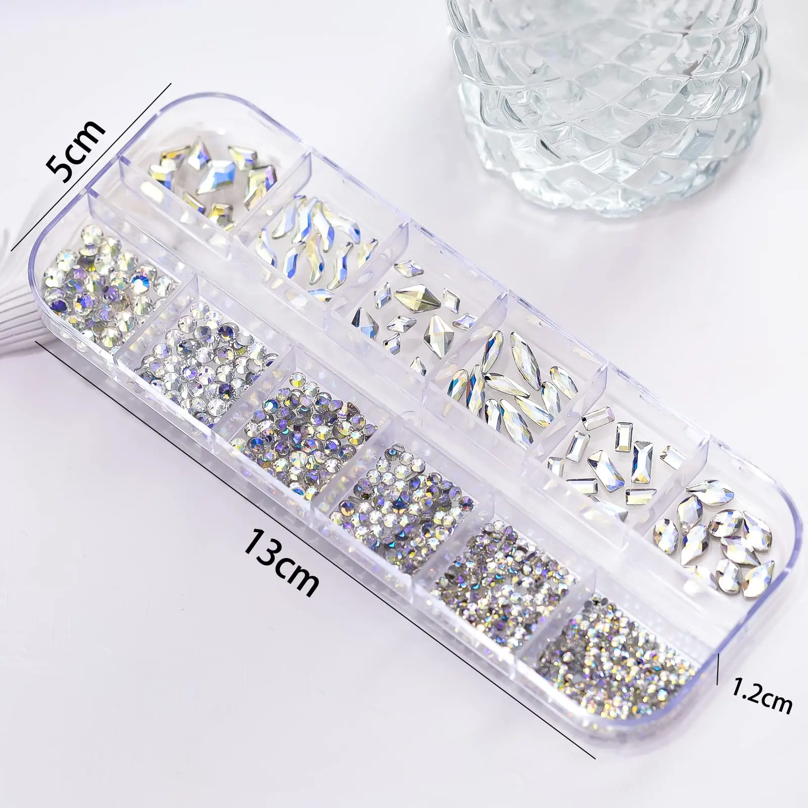 Una scatola di strass per nail art Strass al chiaro di luna, gemme di vetro 3D con retro piatto Crystal AB in più forme