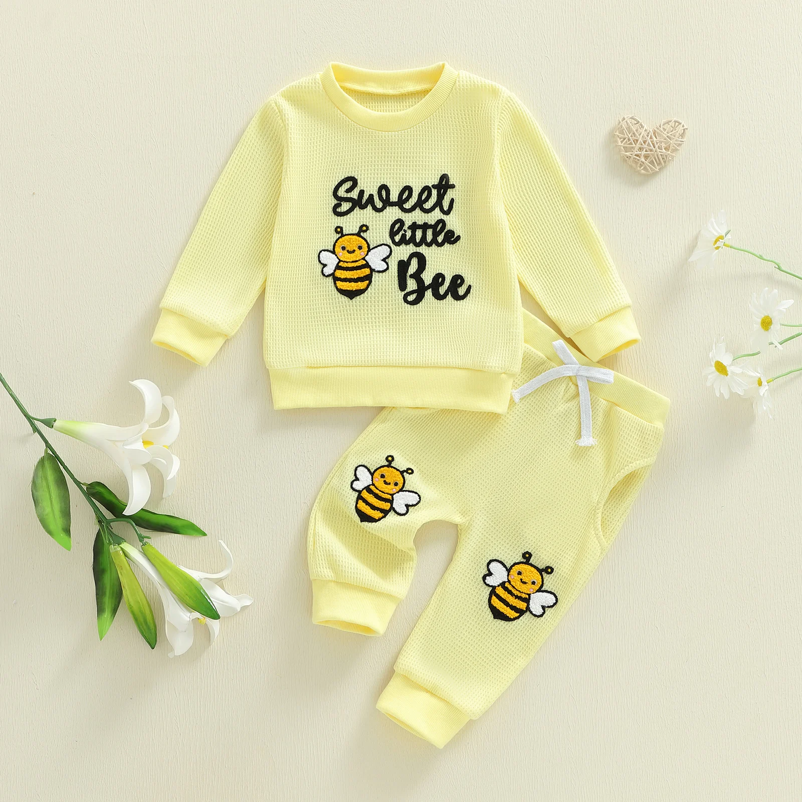 طقم ملابس خريفي للفتيات الصغيرات بأكمام طويلة ورقبة دائرية ومطرز بحروف نحلة وسراويل ركض بخصر مطاطي