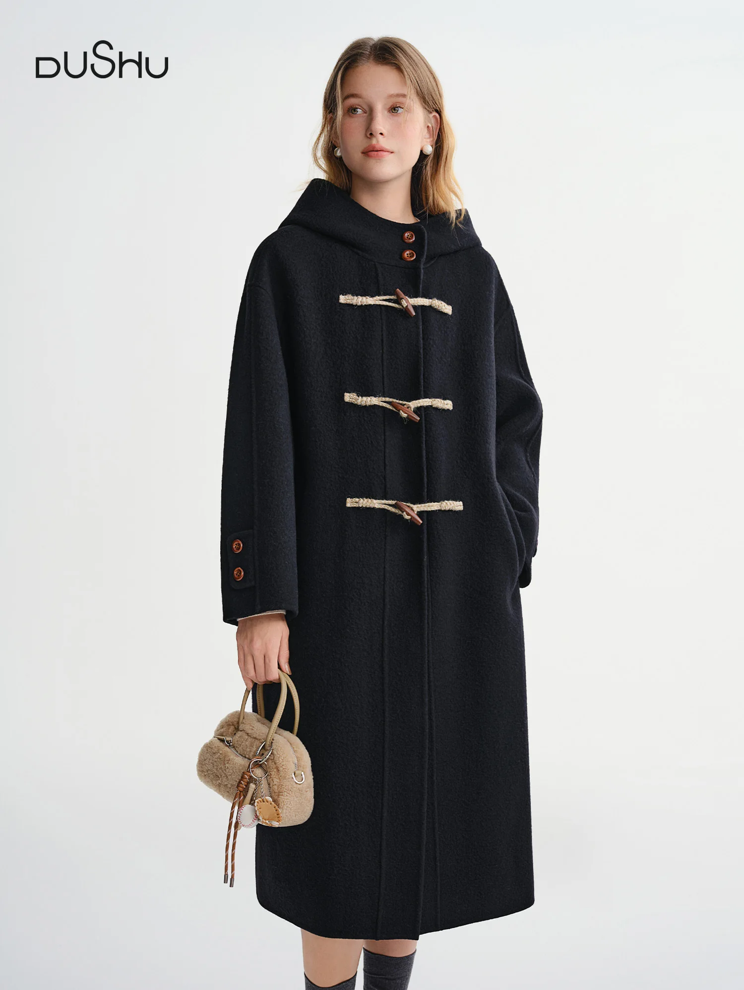 

DUSHU Зима 2025 г. Женское полушерстяное пальто с роговой пуговицей - корейский стиль, двустороннее, миди, воротник-стойка, повседневная элегантность