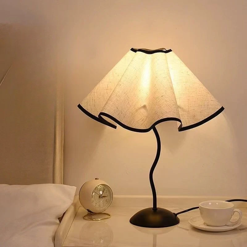 New Nordic Retro Desk Lamps Bedroom Bedside Petals Simple and Warm French Style Bedside Night Light for Girls Desktop Desk Lamps